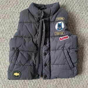 GapKids Batman Puffer Vest in dark gray, size 3